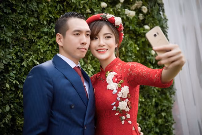 Giữa năm 2017, Tú Linh bất ngờ lên tuyên bố sẽ lên xe hoa với bạn trai đang công tác trong ngành xây dựng. Thời điểm đó, đám cưới của nàng hot girl thu hút được sự quan tâm rất lớn từ phía truyền thông.