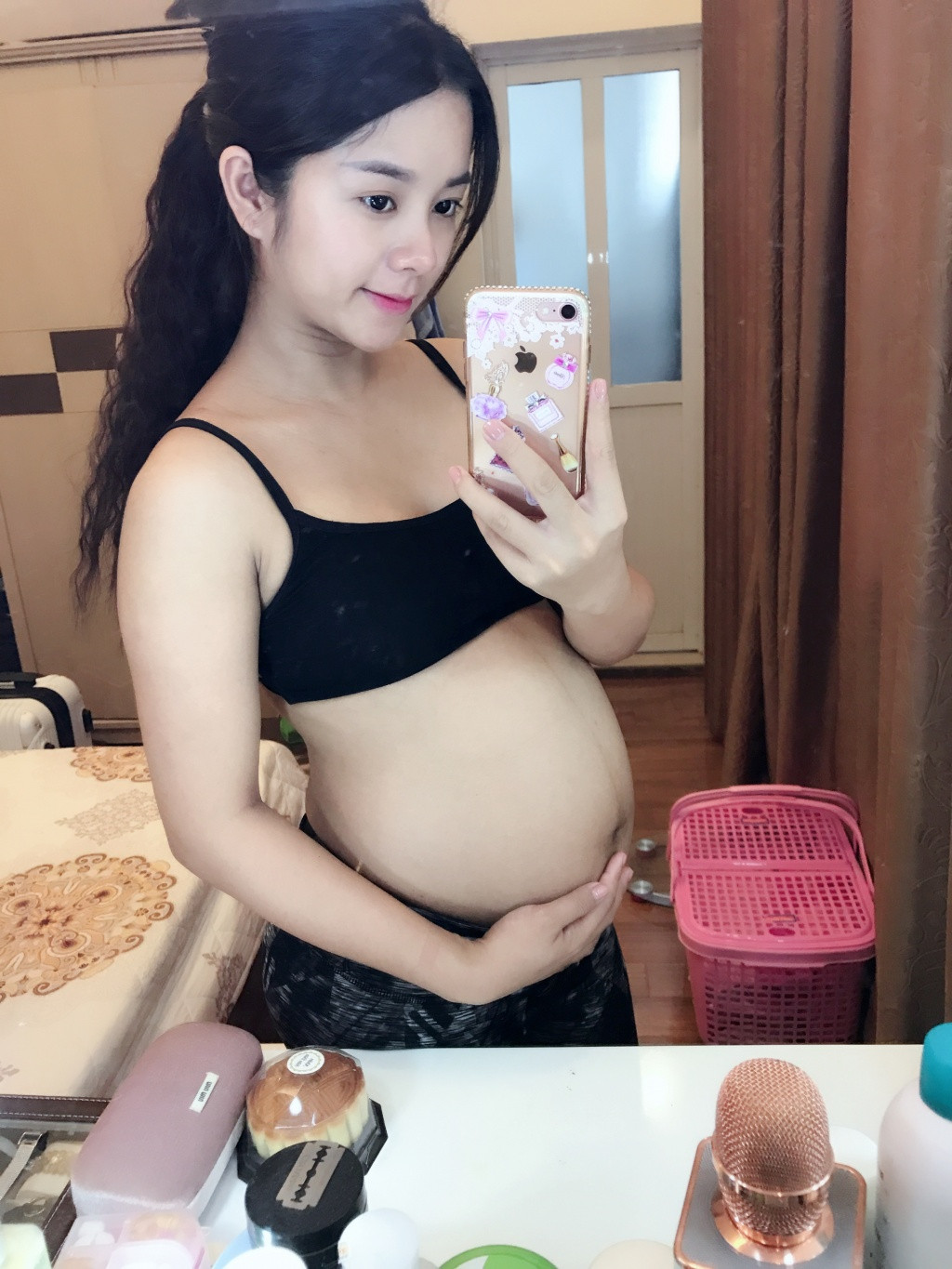 Ngô Lệ Quyên còn được biết đến với cái bên Quyên Zenda hay Quyên Bé cũng là một hot girl bóng đá có tiếng khi xuất hiện trong một cảnh quay trong trận bóng đá giữa Việt Nam và Malaysia vào năm 2014.