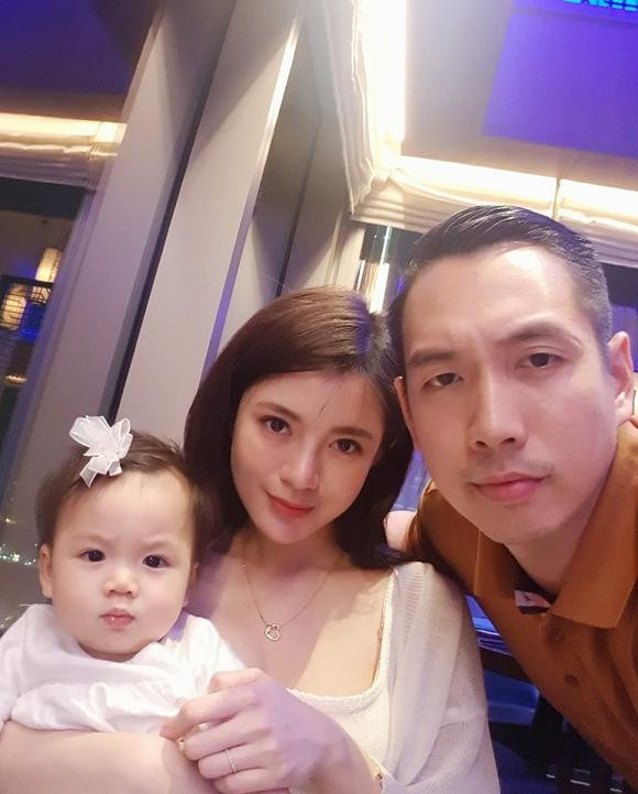 Sau hơn hai năm cưới chồng, Tú Linh đã là bà mẹ 2 con. Cô mới sinh con trai hồi tháng 11 mới đây. Dù đã trải qua sinh nở nhưng cô nàng vẫn sở hữu dung nhan tuyệt sắc. Hot girl bóng đá đình đám cho biết cô hài lòng với cuộc sống gia đình.