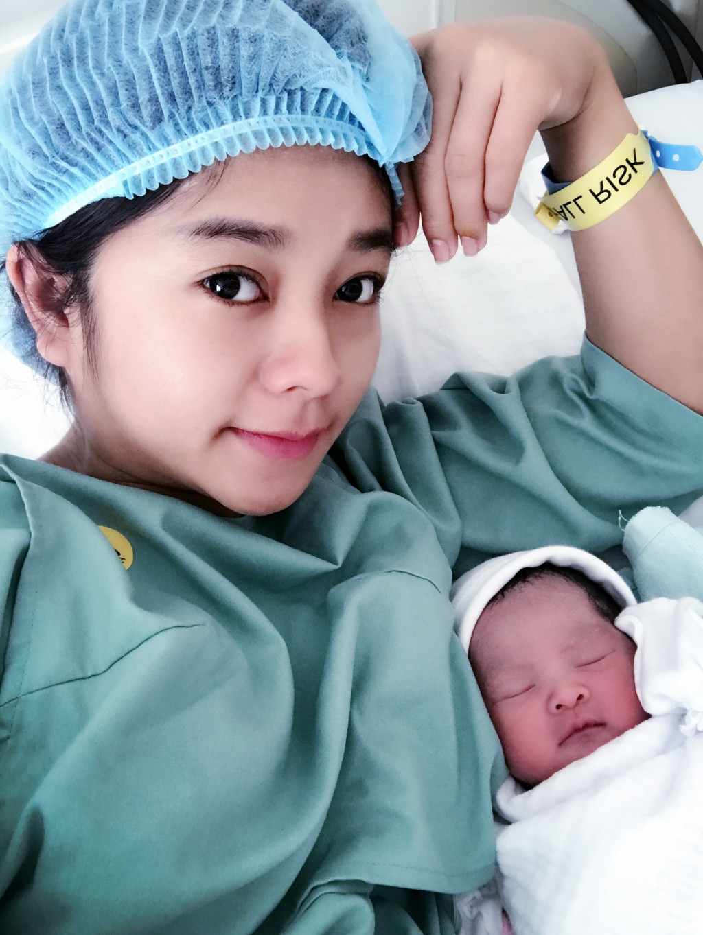 Không lâu sau đó, cô nàng được nhiều người biết đến hơn khi tham gia Kem Xôi mùa 2. Khi sự nghiệp đang phát triển, Quyên Zenda tuyên bố lấy chồng, tạm gác lại tất cả công việc để sinh con.