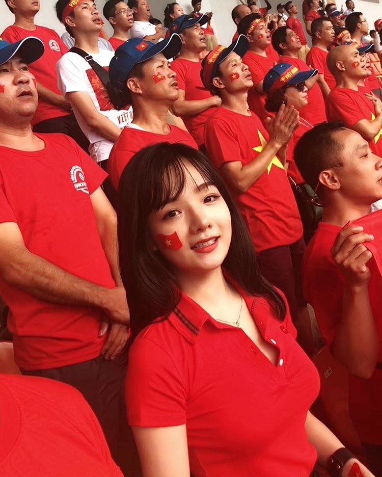 Xuất hiện trên khán đài cổ vũ đội tuyển Việt Nam trong kỳ ASIAD 2018, Phan Thị Thủy Tiên được 4 đài truyền hình Hàn Quốc săn đón. Thậm chí cô nàng đã kí hợp đồng với một công ty giải trí ở xứ sở Kim Chi và hứa hẹn sẽ sớm ra mắt với tư cách diễn viên.