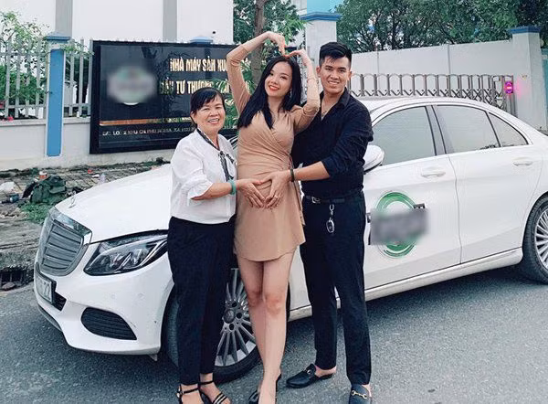 Dù sắp sinh em bé nhưng Thuỷ Tiên vẫn giữ được khuôn mặt tươi tắn, rặng ngời, làn da tươi tắn và vóc dáng thon gọn. Cô nàng cho biết để giữ dáng, cô ăn nhiều hoa quả và lên chế độ ăn cụ thể và giữ tinh thần thật thoải mái. Ông xã và mẹ chồng cũng rất cưng chiều bà bầu nên cô không cảm thấy mệt mỏi, áp lực trong khoảng thời gian này.