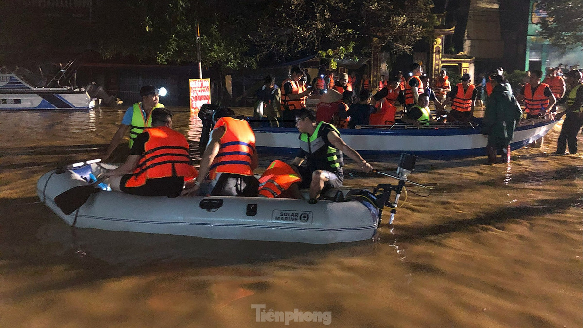 Càng về đêm, nước sông Cầu càng dâng cao, tiếp tục gây ảnh hưởng đến các khu vực dân cư ven sông Cầu (Thành phố Thái Nguyên). Đến nửa đêm, lực lượng chức năng vẫn tiếp tục nỗ lực cứu trợ những người bị ảnh hưởng bởi lũ lụt. Ảnh: Hoàng Mạnh Thắng 