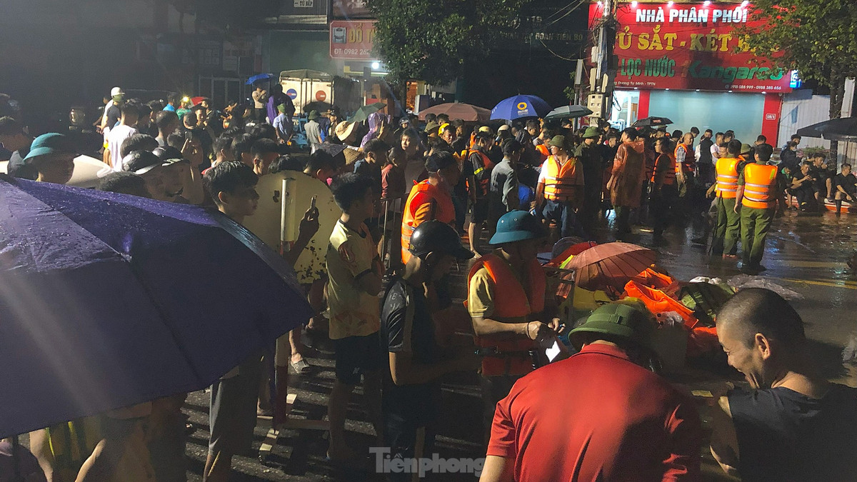 Theo chia sẻ của cán bộ, chiến sĩ thực hiện nhiệm vụ, họ tham gia cứu trợ các nạn nhân ảnh hưởng lũ lụt từ chiều tối ngày 8/9. Ảnh: Hoàng Mạnh Thắng 