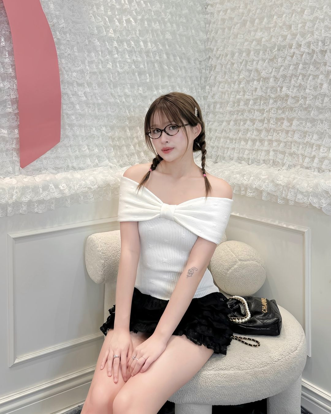 Nổi bật trong cộng đồng game thủ, Chao có cuộc sống được nhiều người mơ ước khi là ái nữ của một gia đình giàu có.