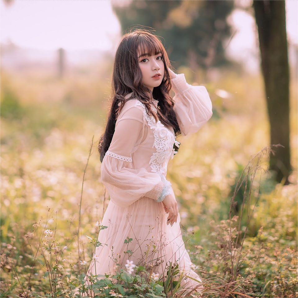 Diệu Anh từng là một cô gái khá rụt rè, không dám tham gia các hoạt động ngoại khóa. Đến khi lên đại học, cô nàng mới dần cởi mở hơn.