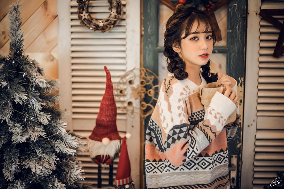 Diệu Anh rất vui và bất ngờ khi được mọi người yêu mến, khen ngợi. Hot girl cho biết sẽ cố gắng trau dồi kiến thức để xứng đáng với tình cảm của mọi người.