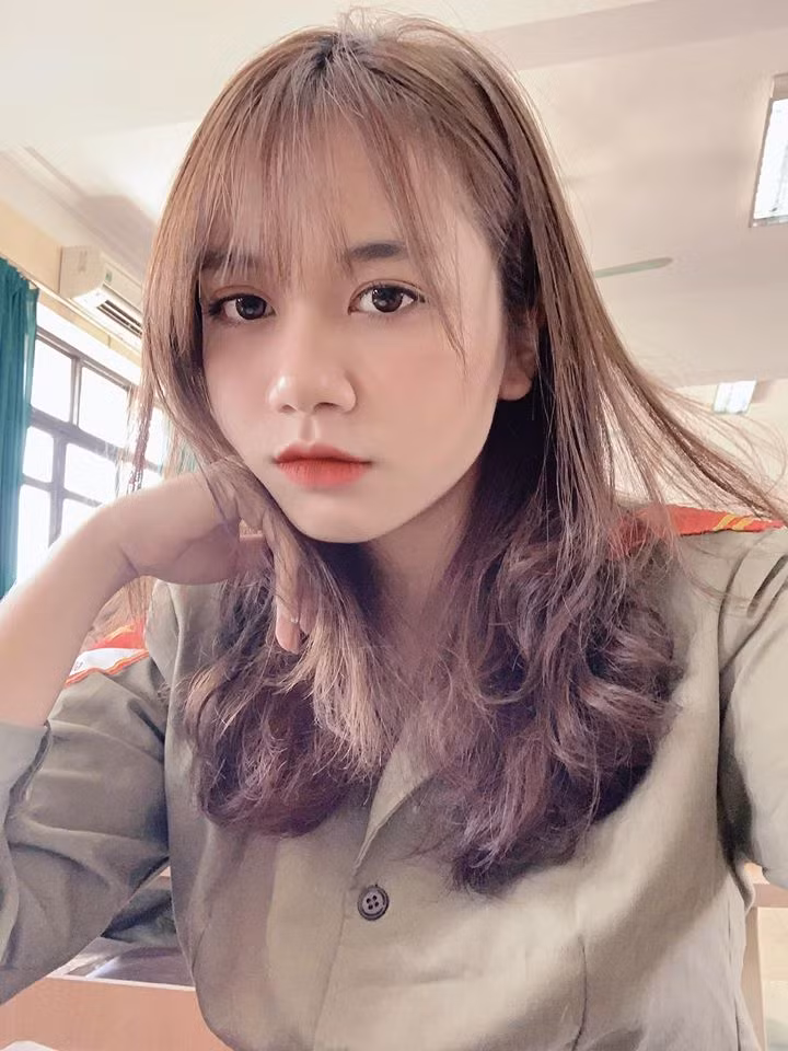 Bên dưới các bài viết, rất nhiều bình luận khen ngợi nữ sinh mặc trang phục quân sự này: "Xinh đẹp ngất ngây luôn rồi. Giản dị đúng chuẩn sinh viên chứ không trang điểm cầu kỳ", "Mặt bạn này cứ như búp bê ấy".