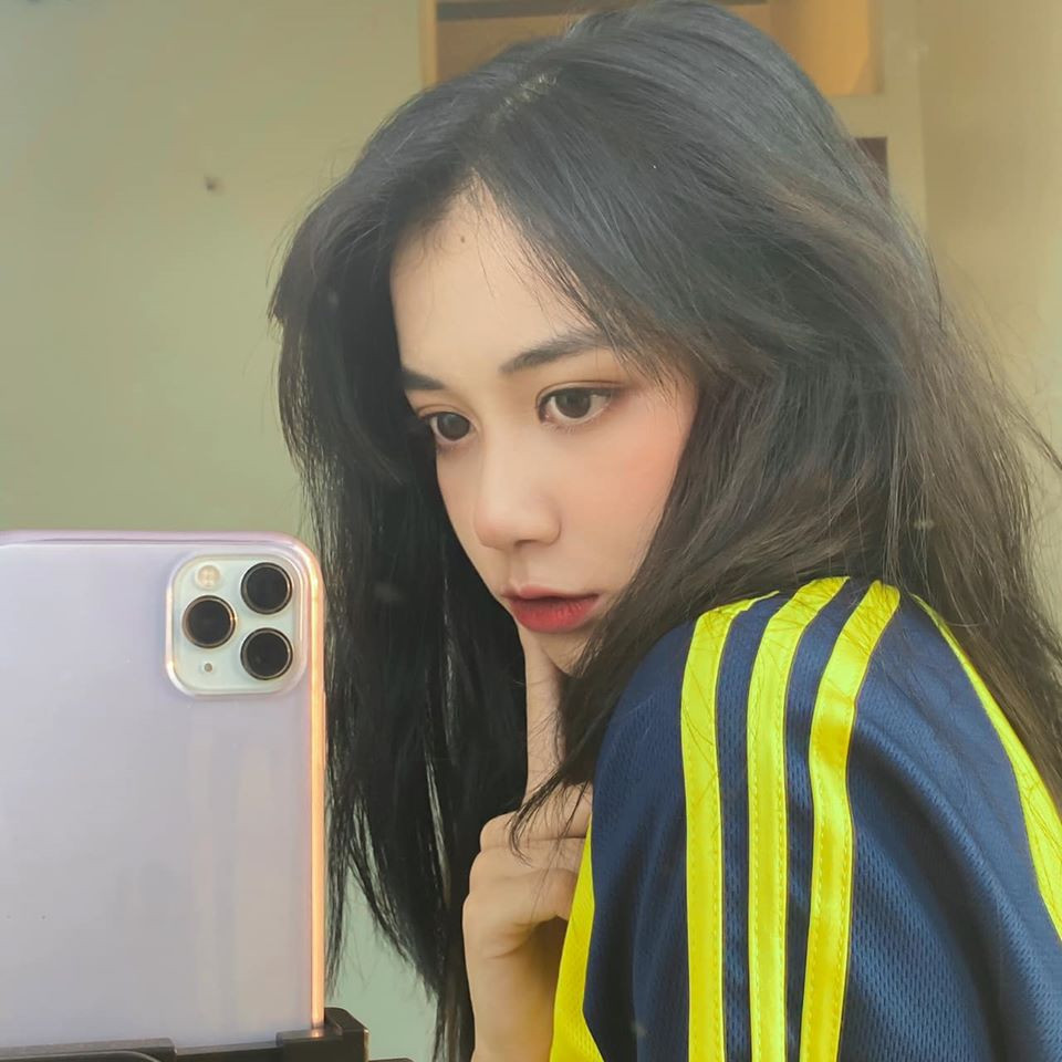 Được biết, cô nàng đang gây sốt mạng xã hội là Đoàn Triệu Diệu Anh, sinh năm 2001. Hiện tại, Diệu Anh đang là sinh viên Học viện Ngân Hàng Hà Nội.