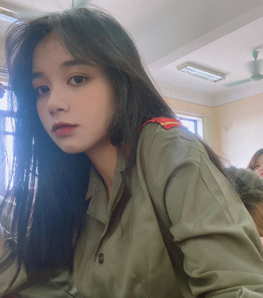 Cô nàng trong hình chỉ đơn giản mặc bộ đồng phục quân sự như bao bạn khác, tóc xõa đơn giản và trang điểm nhẹ nhàng nhưng lại cực kỳ thu hút.