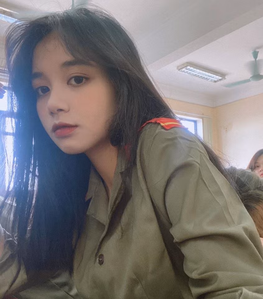 Cô nàng trong hình chỉ đơn giản mặc bộ đồng phục quân sự như bao bạn khác, tóc xõa đơn giản và trang điểm nhẹ nhàng nhưng lại cực kỳ thu hút.