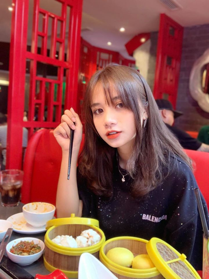 Những bức ảnh đang lan truyền trên mạng xã hội được Diệu Anh ghi lại trong kỳ học quân sự ở Sơn Tây. Khi đó đang là giờ nghỉ giải lao nên cô nàng cùng bạn bè chụp ảnh cho vui, không ngờ lại hot đến vậy.