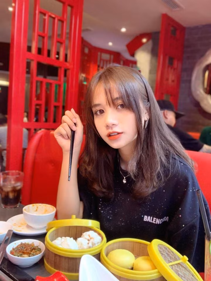 Những bức ảnh đang lan truyền trên mạng xã hội được Diệu Anh ghi lại trong kỳ học quân sự ở Sơn Tây. Khi đó đang là giờ nghỉ giải lao nên cô nàng cùng bạn bè chụp ảnh cho vui, không ngờ lại hot đến vậy.