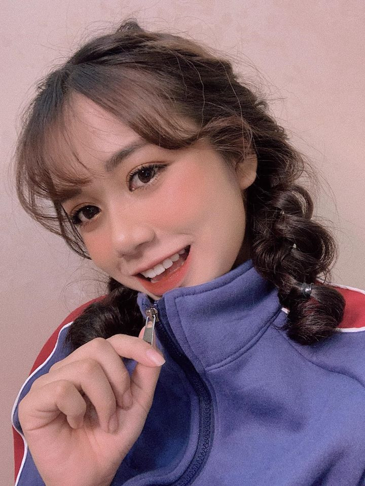 Nhờ ngoại hình đẹp, nữ sinh 10X nhận được nhiều lời mời làm mẫu ảnh từ các thương hiệu thời trang. Công việc này giúp cô nàng trang trải chi phí sinh hoạt và quan trọng hơn là tự tin giao tiếp, được tiếp xúc với nhiều người hơn.