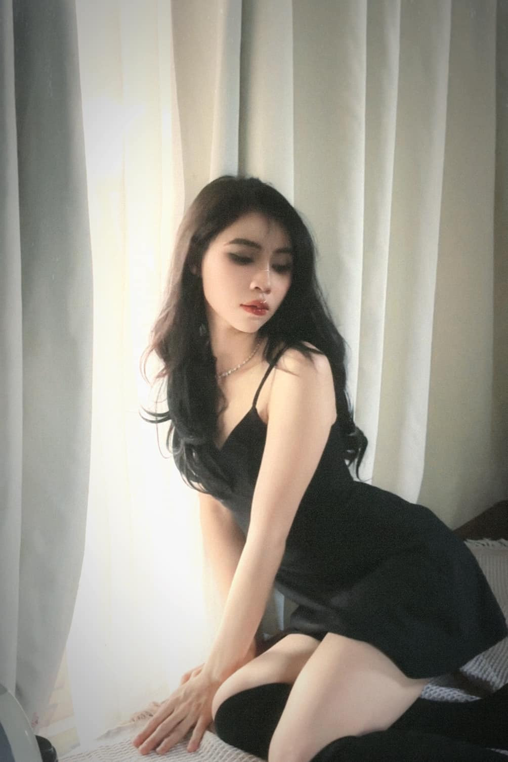 Ở dưới bài đăng của cô, nhiều người đã bình luận mong muốn nhìn thấy hình ảnh trước đây của cô. Trước những ý kiến như vậy, Thơ Nguyễn phản ứng cực kỳ mạnh mẽ: "Ok cứ việc, c đâu có kêu phải thích c bây giờ, c chỉ cần má c thích c, gia đình bạn bè c thích c thôi, đừng đem ham muốn ích kỉ đó ra nữa: đi soi gương liền xem mình giờ còn giống ngày xưa k, còn thích những sở thích như ngày xưa k mà nói thích c ngày xưa, c nói thẳng 1 câu: CHẮC GÌ C GIỐNG NGÀY XƯA EM GIỜ CÒN THÍCH C. Chẳng qua e nói thế vì e ích kỉ thôi".