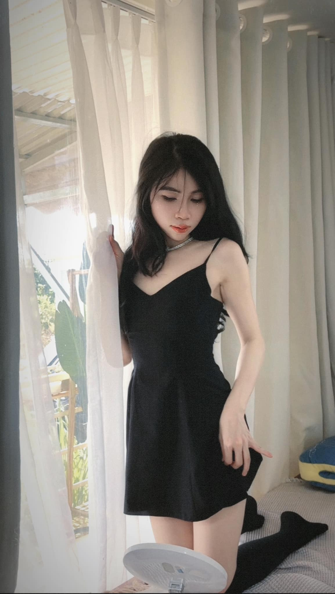 Có vẻ như sau khi giải nghệ, không còn làm Youtube và nội dung dành cho trẻ em nữa, Thơ Nguyễn đang dần "thể hiện cá tính". Cô cập nhật dòng mô tả trên trang cá nhân "T đã giải nghệ, không phải người của công chúng. Công chúng k nuôi t, k phải mẹ t, k phiền dạy t".