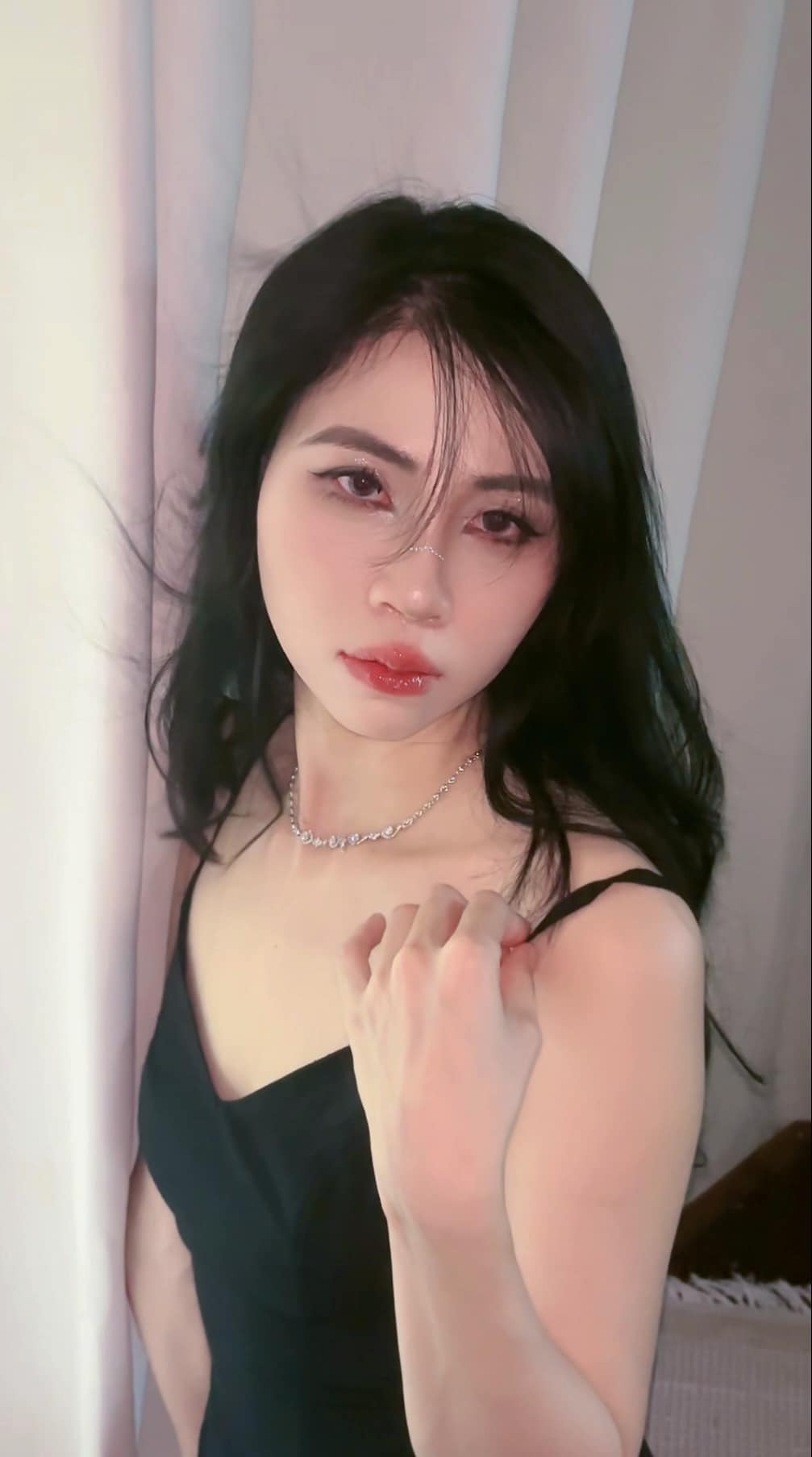 Nếu trước đây trong các video, Thơ Nguyễn xuất hiện với những trang phục màu sắc, gần gũi với các em nhỏ thì bây giờ, cô chuyển phong cách sang gợi cảm, táo bạo, quyến rũ hơn rất nhiều.