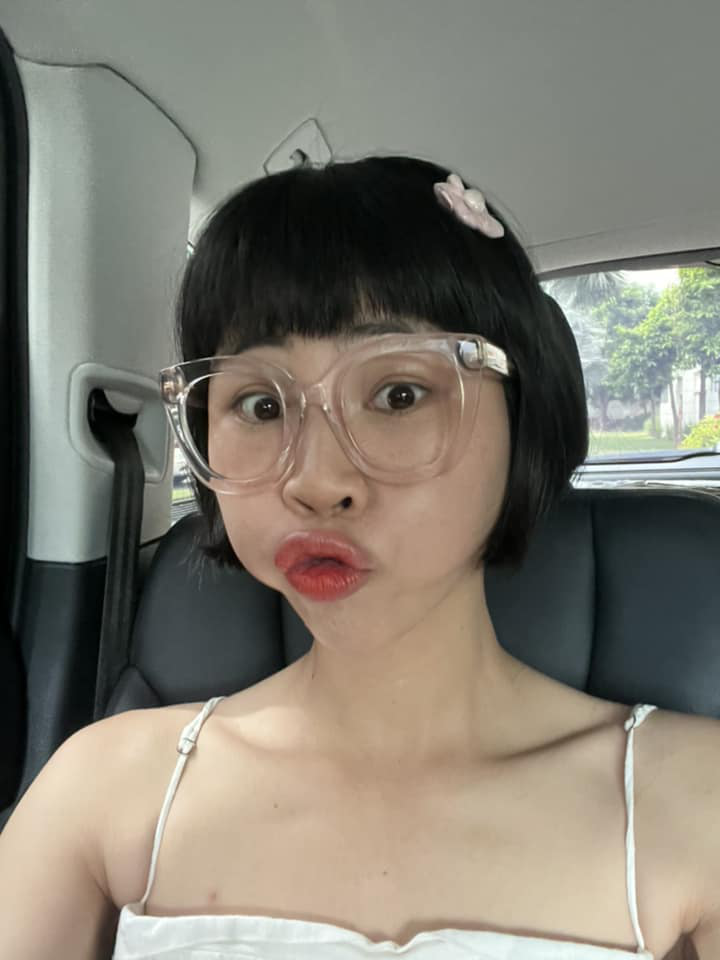 Thêm đó, cách làm nội dung đặc biệt, không giống ai khiến những video có sức thu hút lớn. Hiện kênh Youtube của cô có hơn 10,4 triệu người theo dõi. Tuy nhiên kênh của cô cũng vấp phải nhiều sự phản đối khi làm những nội dung như "thử thách 24h sống dưới gầm cầu thang"...