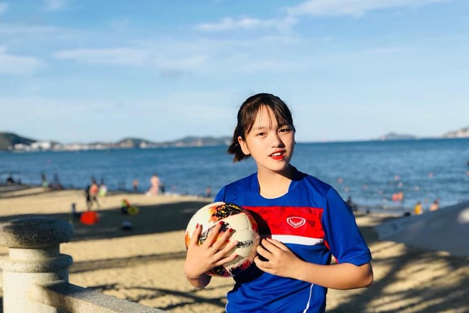 Có tên trong danh sách tham dự VCK U19 nữ châu Á năm 2019 của tuyển U19 nữ Việt Nam, Nguyễn Thị Tú Anh (SN 2000) được chú ý nhờ nụ cười toả nắng, ngoại hình đáng yêu.