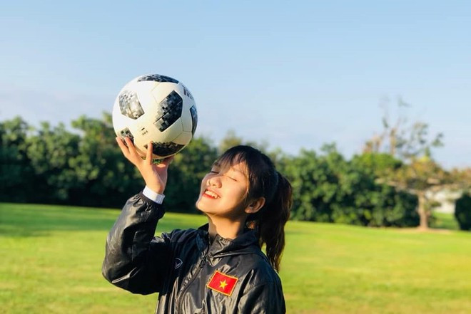 Vừa qua, Tú Anh cùng đội tuyển U19 nữ Việt Nam gây ấn tượng mạnh với người hâm mộ bằng chiến thắng trước U19 nữ Thái Lan tại vòng chung kết U19 nữ châu Á diễn ra trên sân Chonburi.