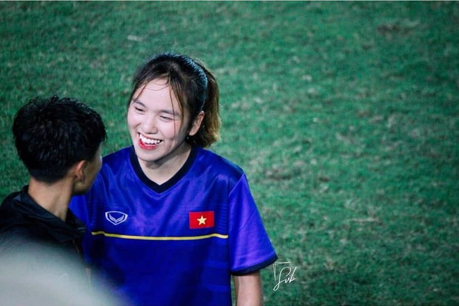 Với làn da trắng hồng khác hẳn so với định kiến về cầu thủ nữ bình thường cùng chiếc má lúm cực kỳ duyên dáng, thông tin của Tú Anh được người hôm mộ bóng đá "săn lùng" gắt gao.
