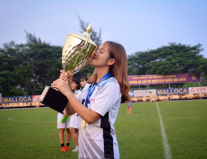 Xon xao nhan sac bong hong moi giua rung hoa cua tuyen U19 nu Viet Nam