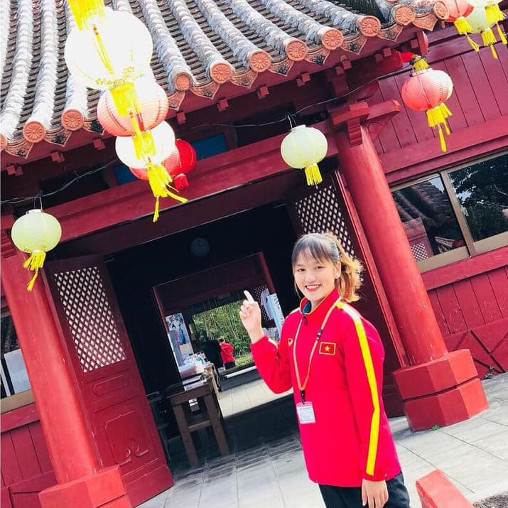 Trước đó, vào năm 2018, nữ cầu thủ sinh năm 2002 cũng góp mặt trong trận thắng đậm 11-0 của đội tuyển U19 nữ Việt Nam trước U19 nữ Singapore.