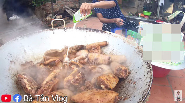 Bà Tân đã mua cả một lố đuôi bò và sau đó là một mâm các hộp sữa xếp thành nhiều tầng. Điều khiến người ta chú ý chính là số sữa kia được quay cận cảnh rất lâu, rõ nét từng chữ và bà thì nói thẳng ra là: "Bà đã mua rất nhiều sữa K. luôn".