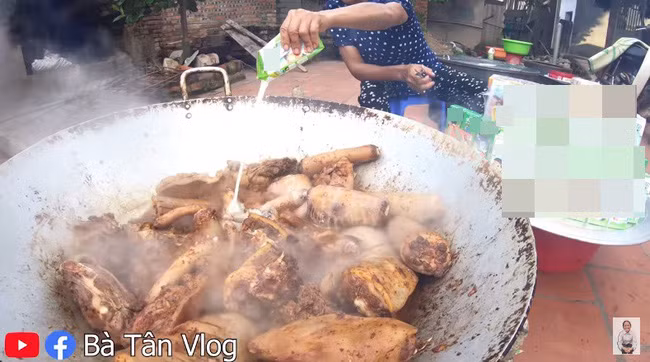 Bà Tân đã mua cả một lố đuôi bò và sau đó là một mâm các hộp sữa xếp thành nhiều tầng. Điều khiến người ta chú ý chính là số sữa kia được quay cận cảnh rất lâu, rõ nét từng chữ và bà thì nói thẳng ra là: "Bà đã mua rất nhiều sữa K. luôn".