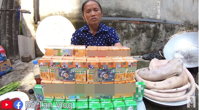 Cụ thể, một tài khoản Facebook chụp ảnh màn hình lại video mới của Bà Tân làm món đuôi bò hầm sữa đã nhận xét rằng bà đang quảng cáo nhiều quá khiến cho nội dung trở nên có phần nhảm nhí và phản cảm.