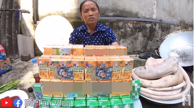 Cụ thể, một tài khoản Facebook chụp ảnh màn hình lại video mới của Bà Tân làm món đuôi bò hầm sữa đã nhận xét rằng bà đang quảng cáo nhiều quá khiến cho nội dung trở nên có phần nhảm nhí và phản cảm.
