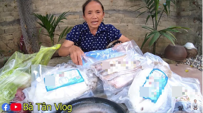 Lục lại kho video của bà Tân thời gian gần đây thì có thể thấy bà chèn quảng cáo các sản phẩm vào khá nhiều.