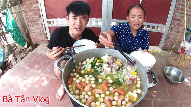 Từ một người phụ nữ nông dân bình thường, thời gian qua bà Tân Vlog bất ngờ trở thành từ khóa tìm kiếm nhiều nhất trên mạng xã hội nhờ vào clip làm các món ăn siêu to khổng lồ.