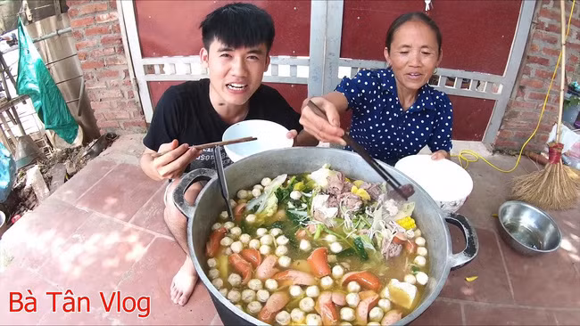 Từ một người phụ nữ nông dân bình thường, thời gian qua bà Tân Vlog bất ngờ trở thành từ khóa tìm kiếm nhiều nhất trên mạng xã hội nhờ vào clip làm các món ăn siêu to khổng lồ.