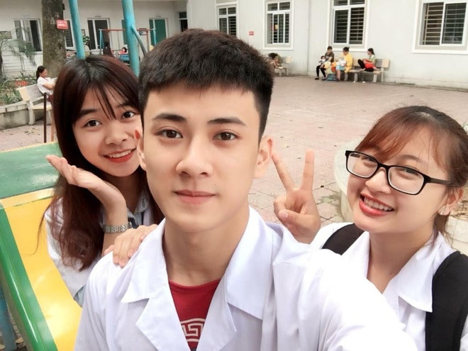 Được biết, nam thần Y dược này là Trần Quang Lâm (sinh năm 1995, quê Tuyên Quang) hiện đang là sinh viên năm 6 chuyên ngành Bác sĩ đa khoa, Đại học Y dược Thái Nguyên. Chia sẻ về việc bất ngờ nổi tiếng, anh chàng cho hay khá bất ngờ vì bản thân không có gì đặc biệt.