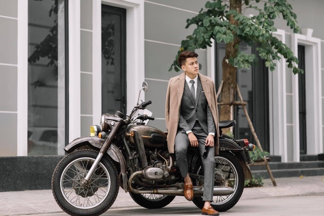 Lâm sở hữu vẻ ngoài điển trai với chiếc mũi cao vút, mắt to và nước da trắng như con gái. Body của mỹ nam trường Y cũng thuộc dạng cực phẩm khi sở hữu chiều cao 1m80 cùng body 6 múi.