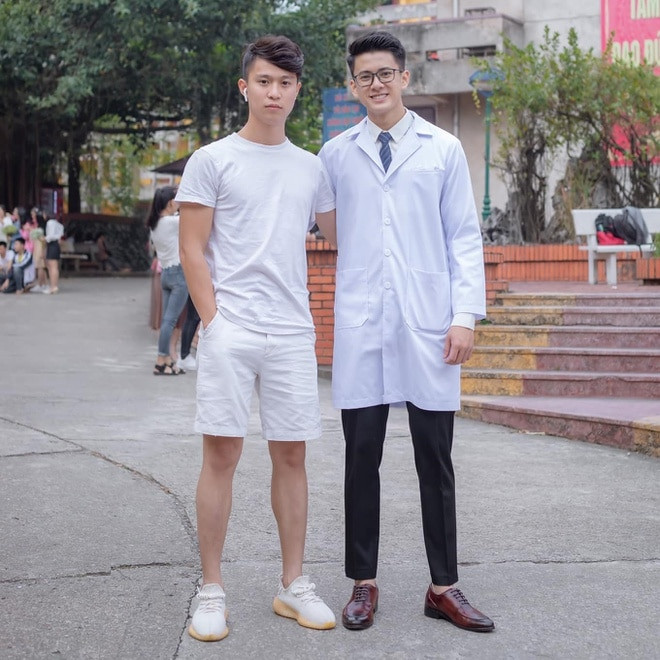 "Bản thân chưa giỏi và cũng không có gì nổi bật, sợ không xứng với sự quan tâm của mọi người. Trường mình có nhiều bạn đẹp và tài giỏi lắm. Mình chỉ là 1 chàng sinh viên đeo kính cận, khoác balo tới trường như bao sinh viên khác thôi" - Quang Lâm khiêm tốn nói.