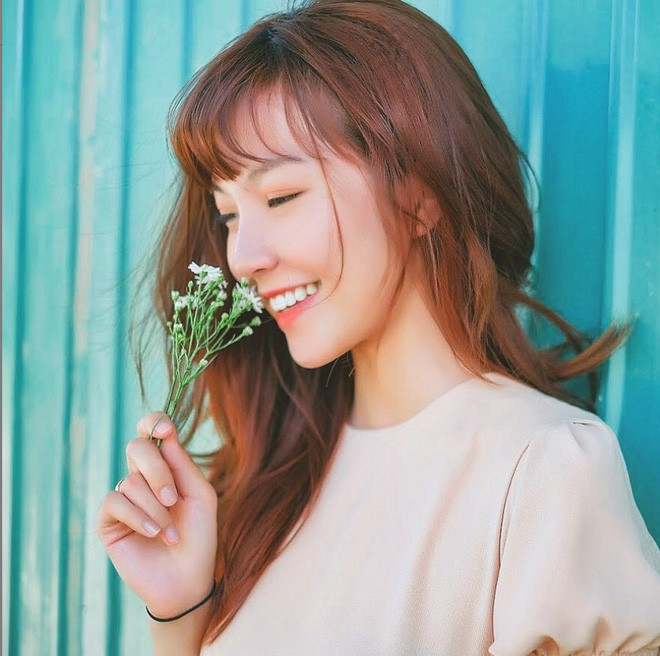 Cô được nhiều fan khen ngợi là nữ streamer sở hữu chiếc sống mũi cao "gây thương nhớ". Chiếc mũi cao khiến góc nghiêng của cô không thua kém idol Hàn Quốc nào.