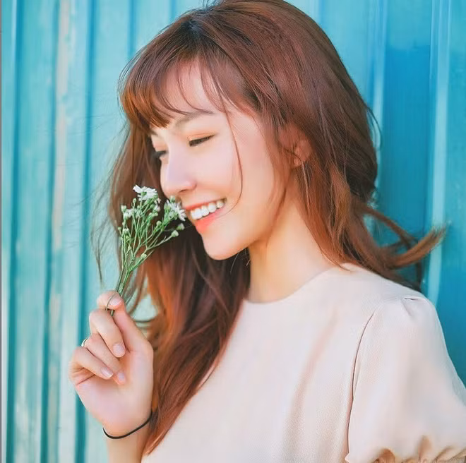 Cô được nhiều fan khen ngợi là nữ streamer sở hữu chiếc sống mũi cao "gây thương nhớ". Chiếc mũi cao khiến góc nghiêng của cô không thua kém idol Hàn Quốc nào.