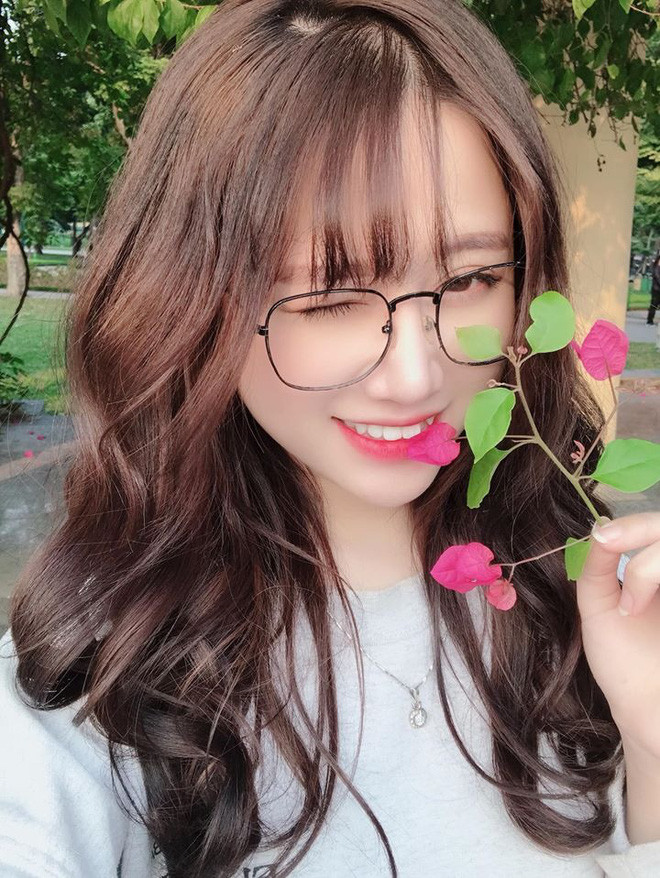 Nus Nus có tên thật là Trần Thị Thùy Dung, nữ streamer này sở hữu một gương mặt vô cùng xinh đẹp với đôi mắt to tròn và miệng cười quyến rũ.