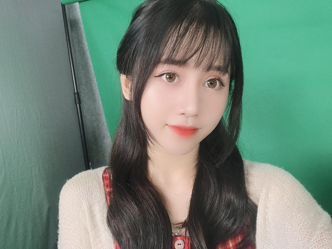 Chẳng kém gì đồng nghiệp, sống mũi của cô cũng được xếp vào hàng "cực phẩm". Chưa phải bàn tới góc nghiêng, góc chính diện của Nus Nus cũng đủ làm cho không ít người ngất ngây trước độ hoàn hảo này.