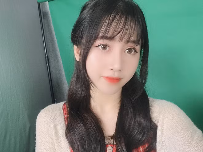 Chẳng kém gì đồng nghiệp, sống mũi của cô cũng được xếp vào hàng "cực phẩm". Chưa phải bàn tới góc nghiêng, góc chính diện của Nus Nus cũng đủ làm cho không ít người ngất ngây trước độ hoàn hảo này.