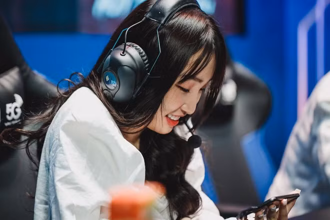 Đi kèm với đó là nụ cười "tươi như nắng", đôi mắt sáng long lanh khiến nhiều người khó lòng mà rời mắt. Chính vì vậy nên cô thu hút được rất nhiều người hâm mộ.