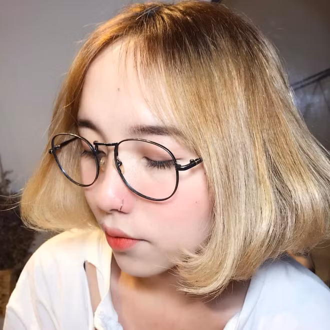 Nụ cười "xinh như hoa", đôi mắt long lanh khiến cô càng được chú ý hơn. Nhưng điểm nhấn trên gương mặt của nữ streamer này chính là sống mũi cao.