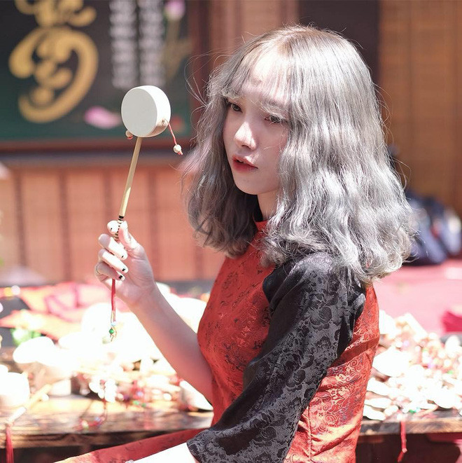 Nữ streamer Táo Midori tên thật là Hải Yến. Cô sở hữu một lượng lớn người theo dõi bởi ngoại hình xinh đẹp và cách nói chuyện cuốn hút trên stream.