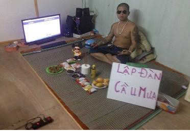 Với chiêu trò phản cảm nhưng thánh chửi Dương Minh Tuyền được dân mạng chú ý, theo dõi Facebook cá nhân và các clip mà hắn tung lên với cả triệu lượt xem. Bên cạnh đó, Tuyền cũng thường đưa lên facebook cá nhân hình ảnh đi làm từ thiện, gặp gỡ người nổi tiếng.