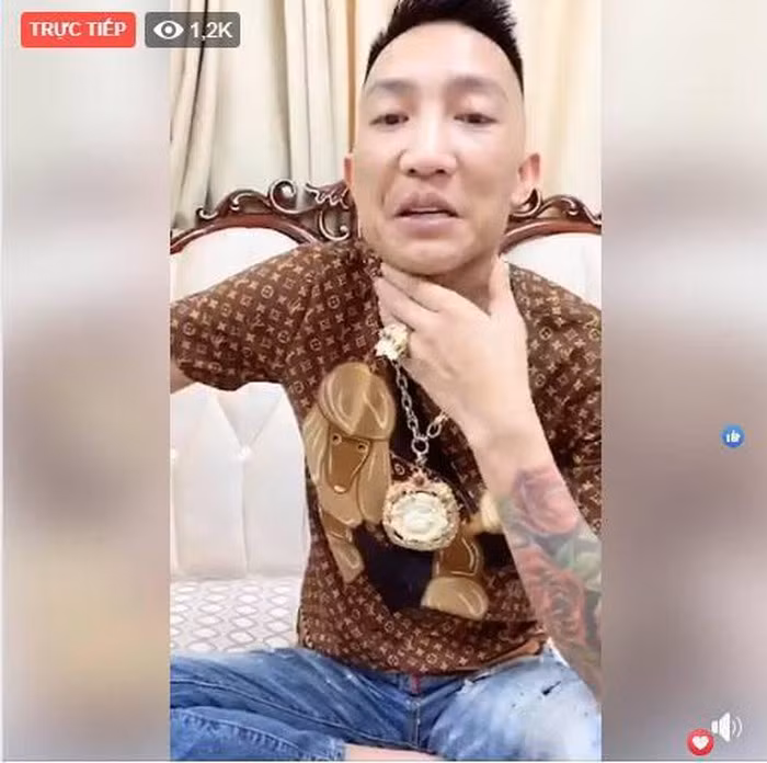 Huấn được mọi người biết đến vào khoảng năm 2015 và nhanh chóng trở thành một hiện tượng mạng, được nhiều người biết đến nhờ những hình ảnh, video ăn chơi, khoe của.