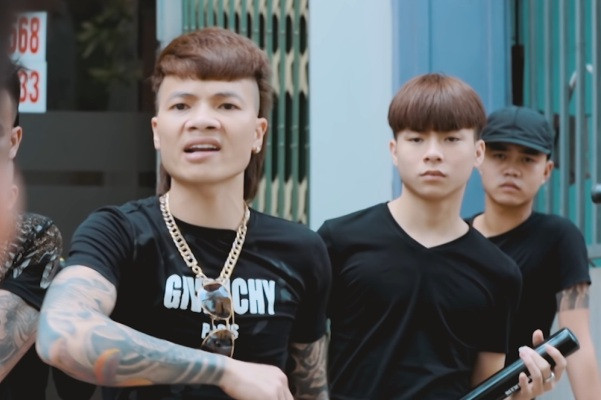 Khá Bảnh tên thật là Ngô Bá Khá, nổi tiếng chủ yếu qua việc đòi nợ thuê, cho vay nặng lãi, hành hung và đánh người. Trên mạng xã hội, Khá nổi lên nhờ những clip, video, những livestream chia sẻ hay những phát ngôn gây sốc.