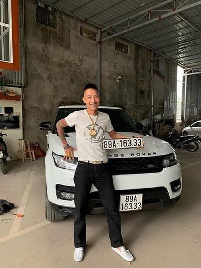 Vào tối 8/9, Huấn "Hoa Hồng" bị bắt khi đang phê ma túy nên nằm ngủ trên ghế salon. Sáng 9/9, trả lời báo chí, Công an quận Bình Thạnh xác nhận Huấn "Hoa Hồng" đã được đưa đi cai nghiện bắt buộc.