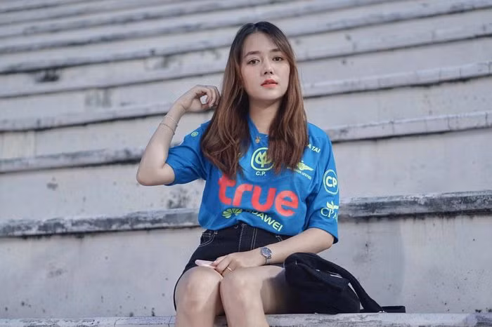 Là một người yêu bóng đá cộng với việc có người yêu là cầu thủ nên nàng WAGs sang chảnh bậc nhất SEA Games năm nay thường xuyên xuất hiện trên sân tập cũng như những trận đấu của tuyển Thái Lan.